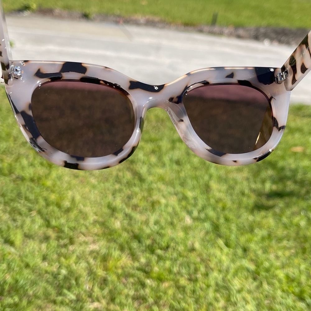 **SOLD** Le Specs Air Heart Sunglasses In Cookie Tort Unisex - Picture 15 of 16